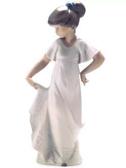 Lladr&oacute; Nao By Lladro How Pretty! Collectible Figurine