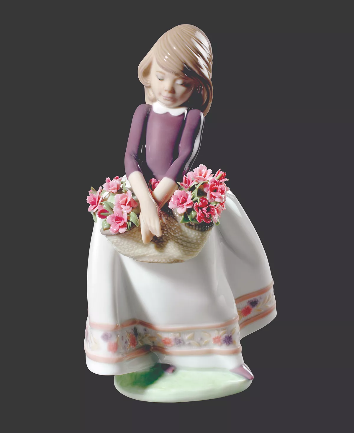 Lladró May Flowers Girl Figurine 4 Lladró May Flowers Girl Figurine - Image 2
