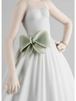 Lladr&oacute; My Favourite Gown 2022 Annual Figurine -Lladró Shop 21681383 fpx