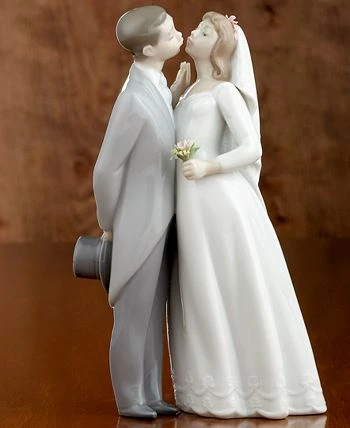 Lladró Lladro Collectible Figurine, A Kiss To Remember 4 Lladró Lladro Collectible Figurine, A Kiss To Remember - Image 2