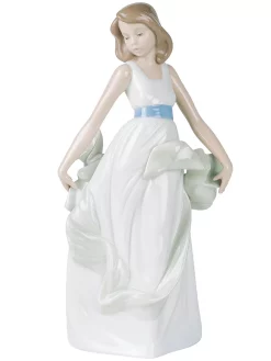 Lladr&oacute; Nao By Lladro Walking On Air Collectible Figurine